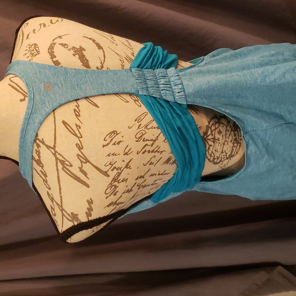 Lululemon tanktop cut out built in bra light blue